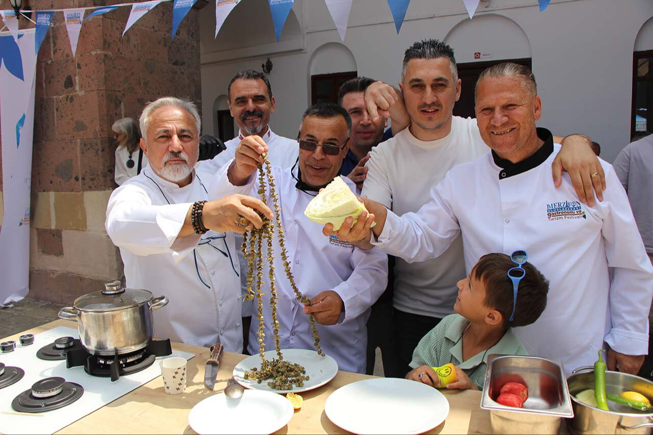 Anadolu'nun en eski takımları unutulmadı! 600 yıllık 'Lahanacılar' ve 'Bamyacılar' lezzette yarıştırıldı Anadolu'nun en eski takımları unutulmadı! 600 yıllık 'Lahanacılar' ve 'Bamyacılar' lezzette yarıştırıldı - 3. Resim