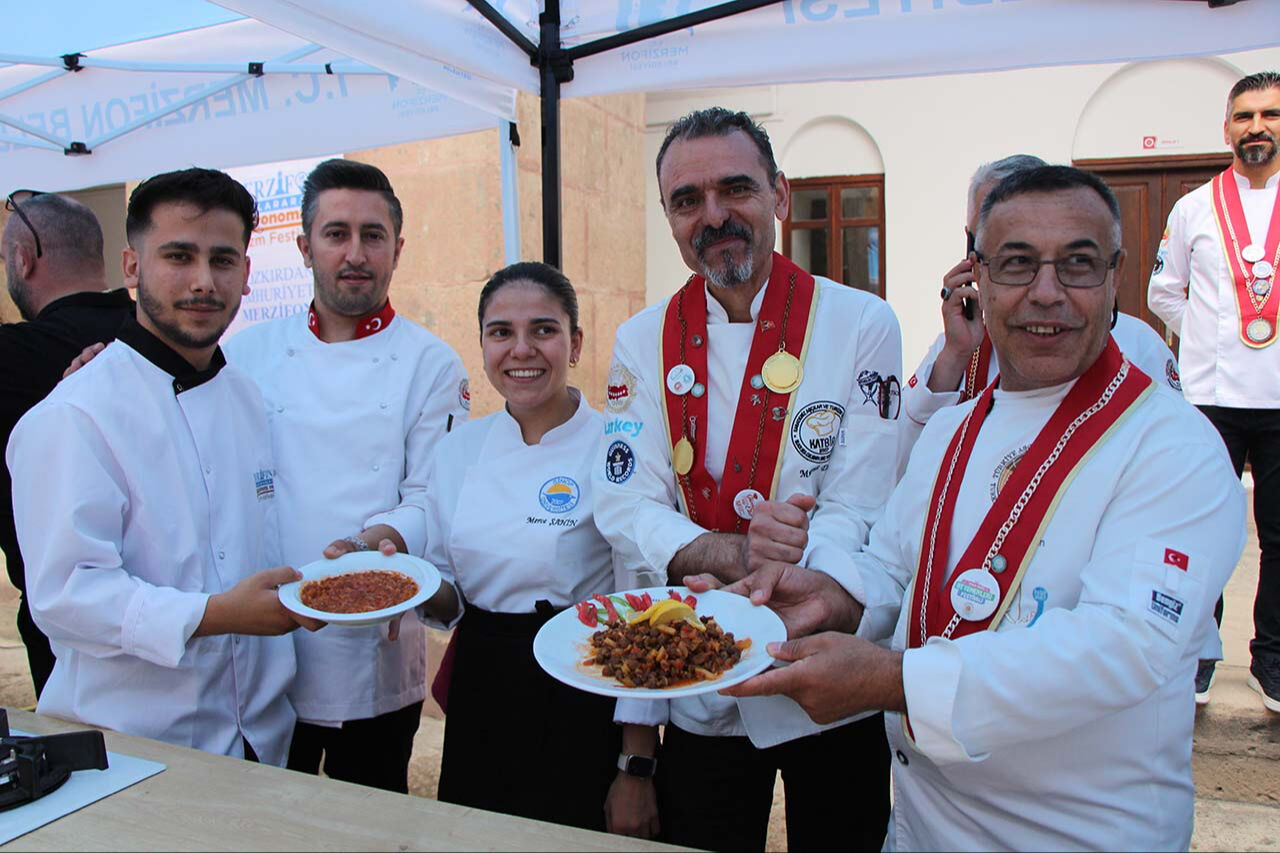 Anadolu'nun en eski takımları unutulmadı! 600 yıllık 'Lahanacılar' ve 'Bamyacılar' lezzette yarıştırıldı Anadolu'nun en eski takımları unutulmadı! 600 yıllık 'Lahanacılar' ve 'Bamyacılar' lezzette yarıştırıldı - 2. Resim