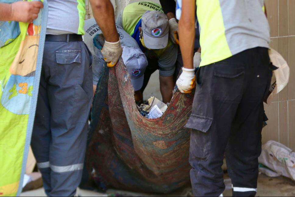 Antalya'da şoke eden manzara: İki evden 8 kamyon çöp çıktı! Antalya'da şoke eden manzara: İki evden 8 kamyon çöp çıktı! - 2. Resim