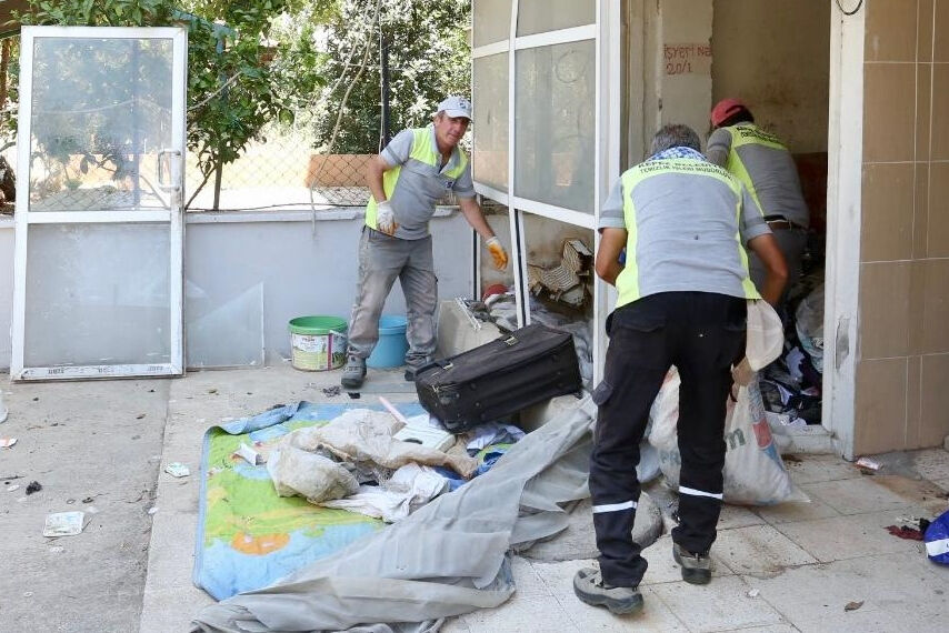 Antalya'da şoke eden manzara: İki evden 8 kamyon çöp çıktı! Antalya'da şoke eden manzara: İki evden 8 kamyon çöp çıktı! - 1. Resim