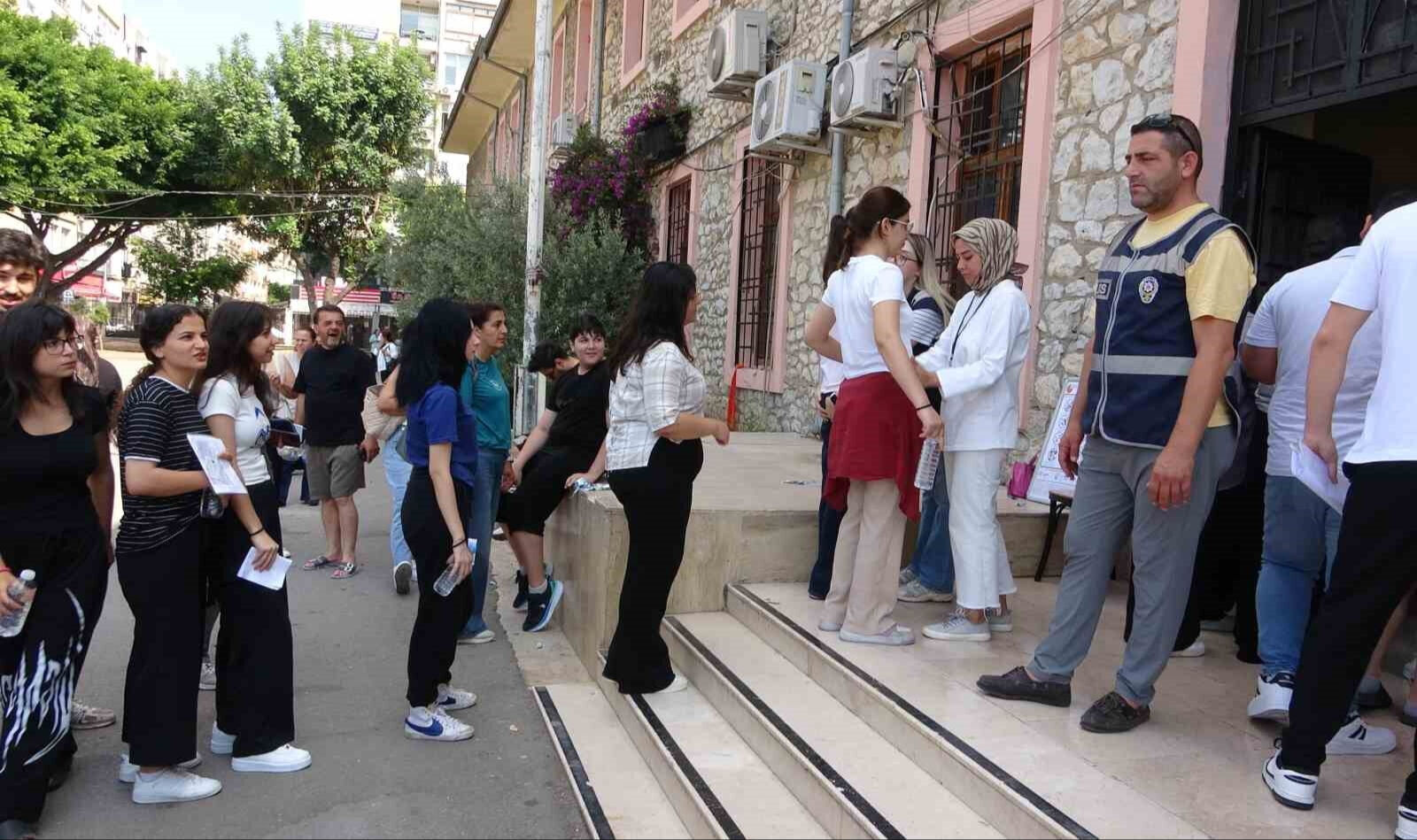 AYT oturumu başladı: AYT sınavı saat kaçta bitecek? AYT erken çıkış saati: YDT ve AYT sınavından ne zaman çıkılır? - 3. Resim