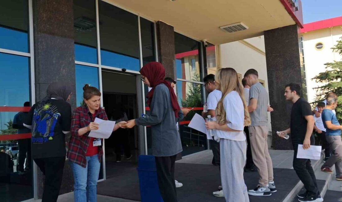 AYT oturumu başladı: AYT sınavı saat kaçta bitecek? AYT erken çıkış saati: YDT ve AYT sınavından ne zaman çıkılır? - 1. Resim