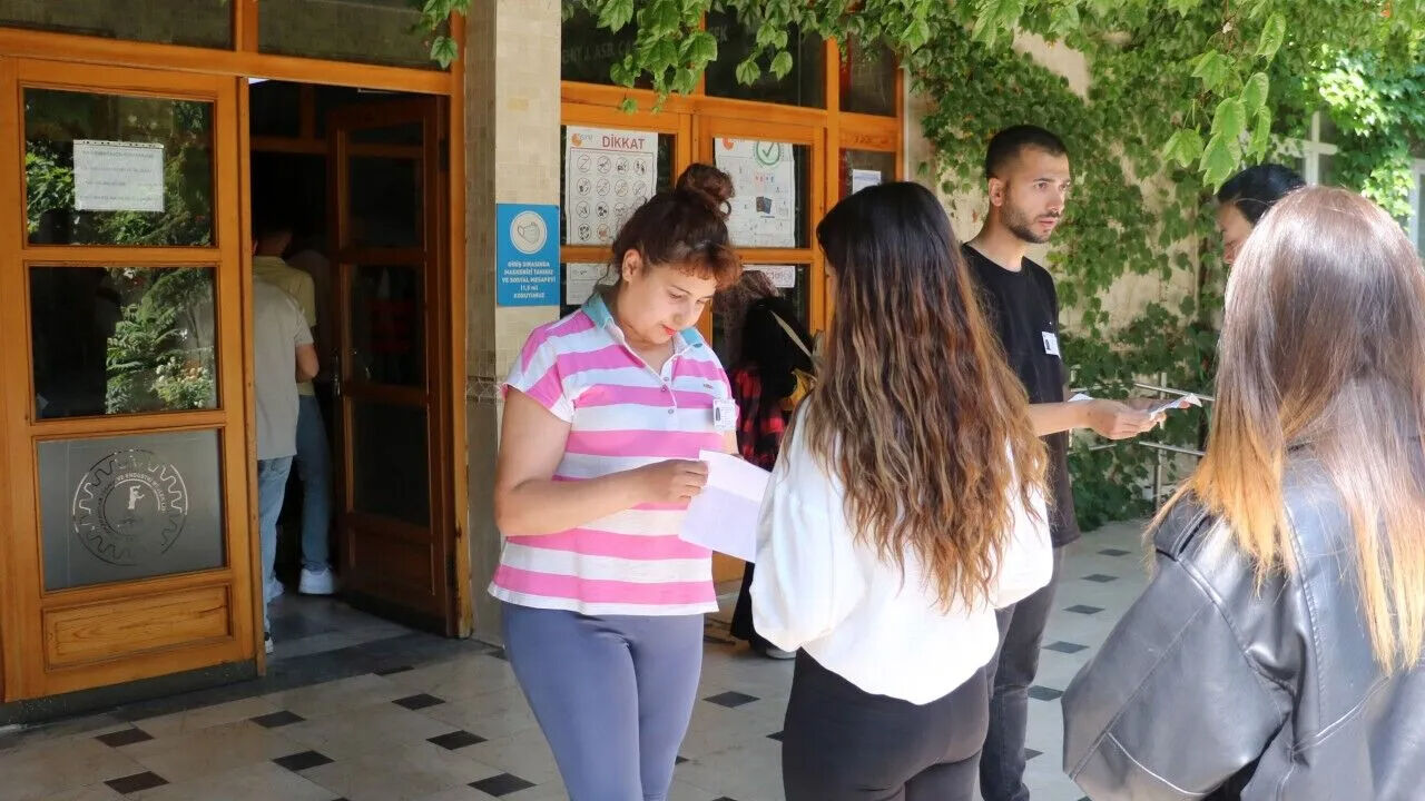 AYT oturumu başladı: AYT sınavı saat kaçta bitecek? AYT erken çıkış saati: YDT ve AYT sınavından ne zaman çıkılır? - 2. Resim