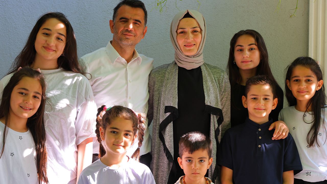 Bakan Tekin o aile için talimat vermişti: 7 çocuklu öğretmen çift hem şaşırttı hem gülümsetti Bakan Tekin o aile için talimat vermişti: 7 çocuklu öğretmen çift hem şaşırttı hem gülümsetti