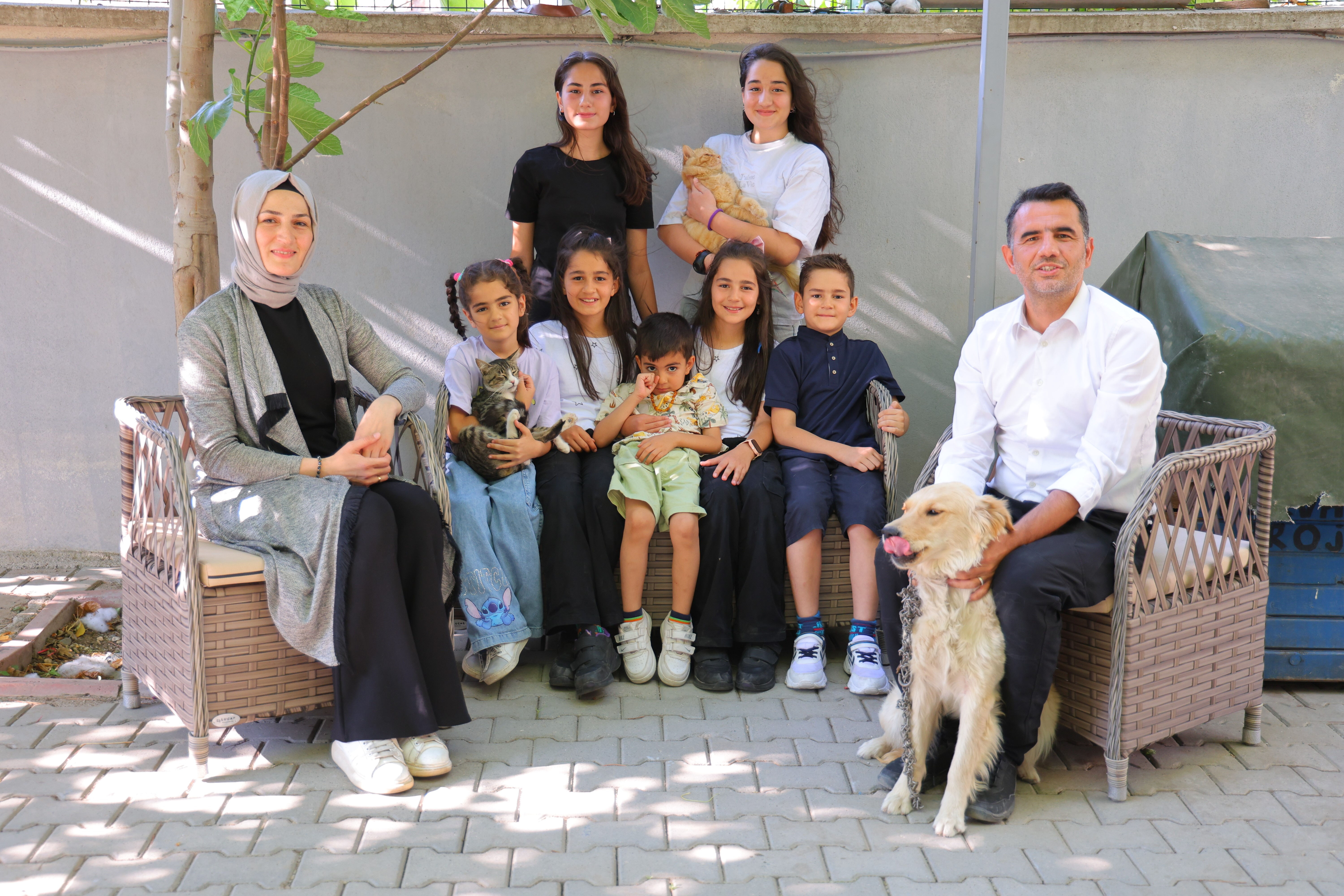 Bakan Tekin o aile için talimat vermişti: 7 çocuklu öğretmen çift hem şaşırttı hem gülümsetti Bakan Tekin o aile için talimat vermişti: 7 çocuklu öğretmen çift hem şaşırttı hem gülümsetti - 1. Resim