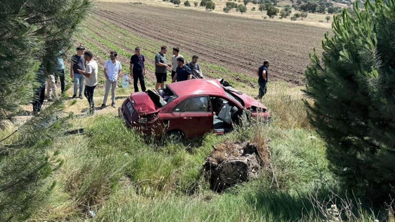 Balıkesir'de otomobil şarampole uçtu: 2 kişi yaralandı Balıkesir'de otomobil şarampole uçtu: 2 kişi yaralandı