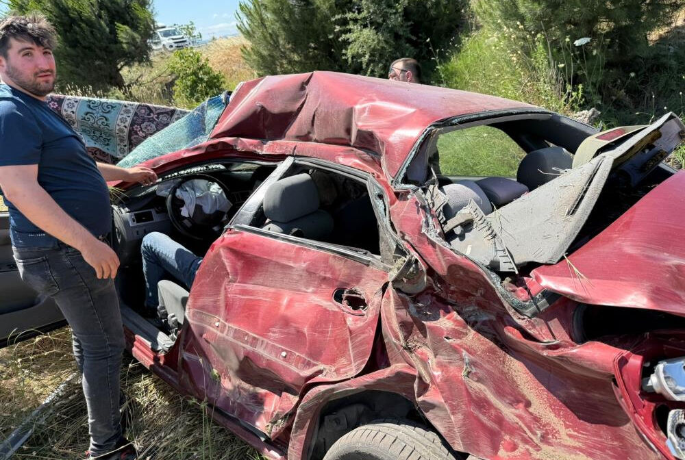 Balıkesir'de otomobil şarampole uçtu: 2 kişi yaralandı Balıkesir'de otomobil şarampole uçtu: 2 kişi yaralandı - 2. Resim