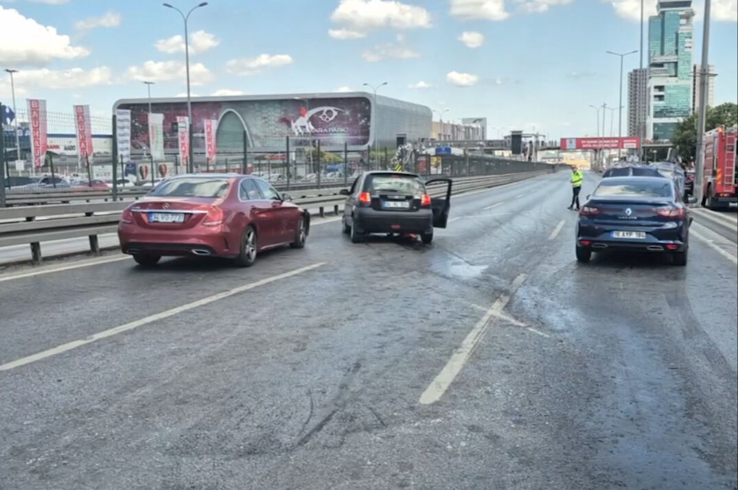 Beylikdüzü'nde feci kaza! E-5 yolunda 3 araç birbirine girdi, kaza anı kameraya yansıdı Beylikdüzü'nde feci kaza! E-5 yolunda 3 araç birbirine girdi, kaza anı kameraya yansıdı - 2. Resim