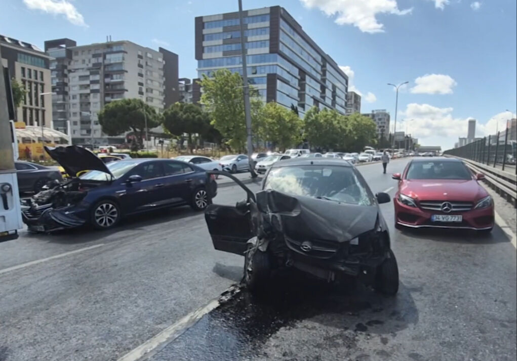 Beylikdüzü'nde feci kaza! E-5 yolunda 3 araç birbirine girdi, kaza anı kameraya yansıdı Beylikdüzü'nde feci kaza! E-5 yolunda 3 araç birbirine girdi, kaza anı kameraya yansıdı - 1. Resim