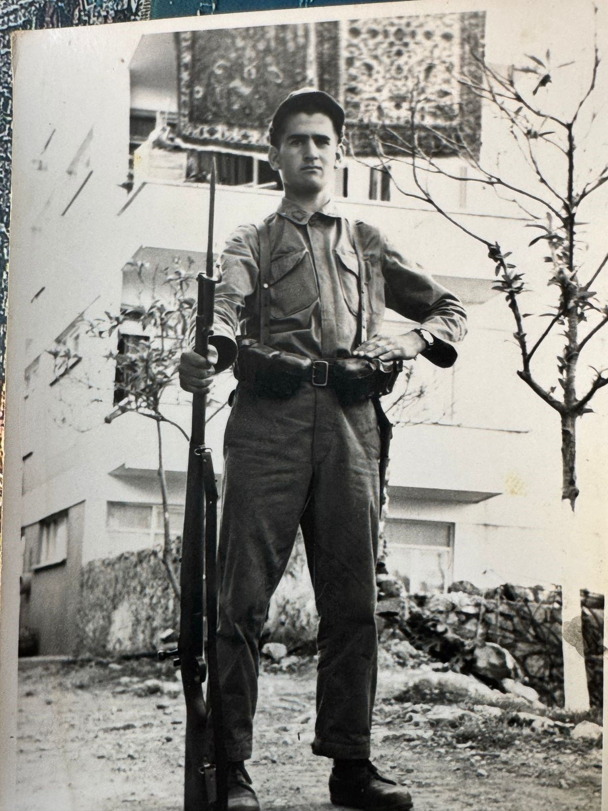 Binanın içinden çıktı, görenleri ürpertti! Aslı sonradan anlaşıldı: Yıllarca bunu beklemişler - 2. Resim