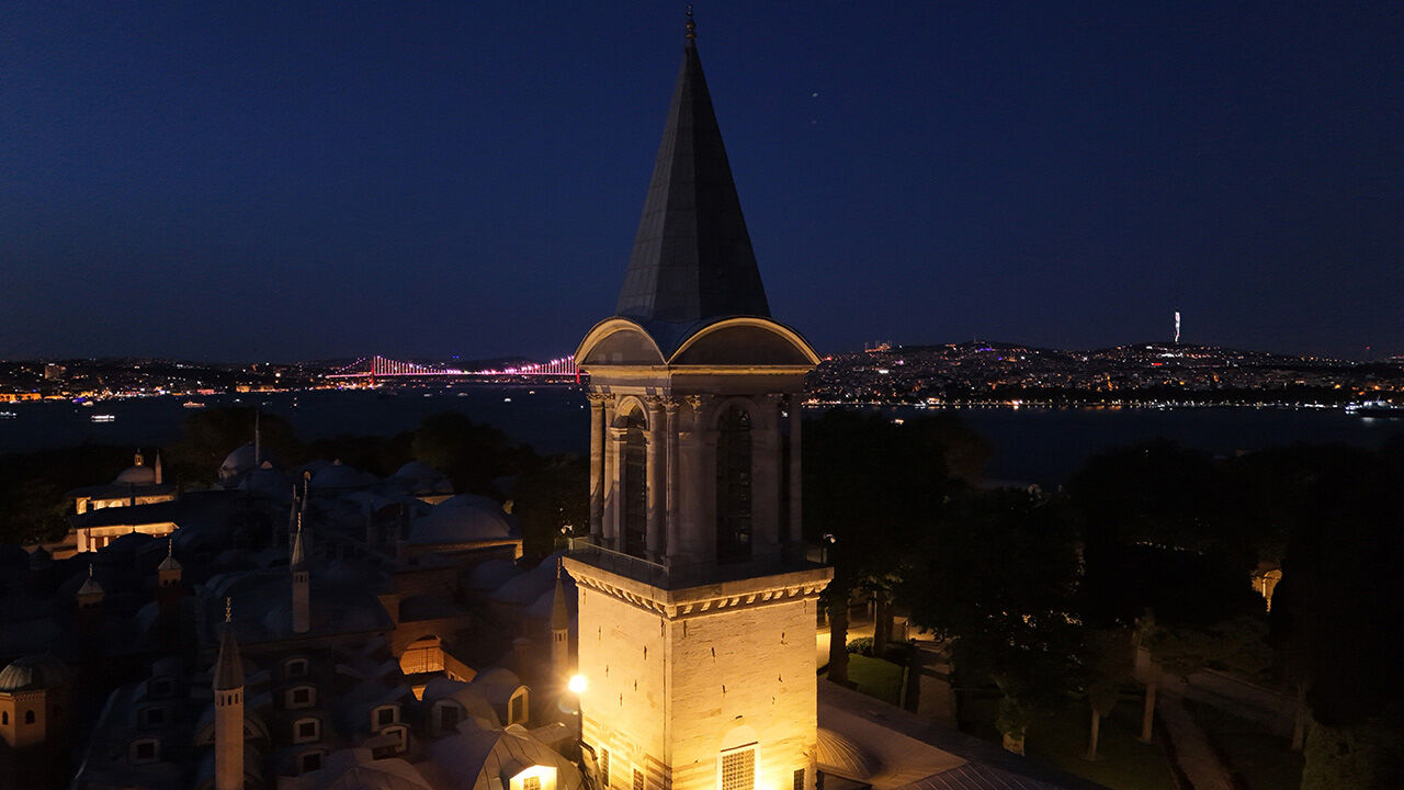Gece uygulaması başladı! Sarayı görmek için en uygun saat belli oldu Gece uygulaması başladı! Sarayı görmek için en uygun saat belli oldu - 1. Resim
