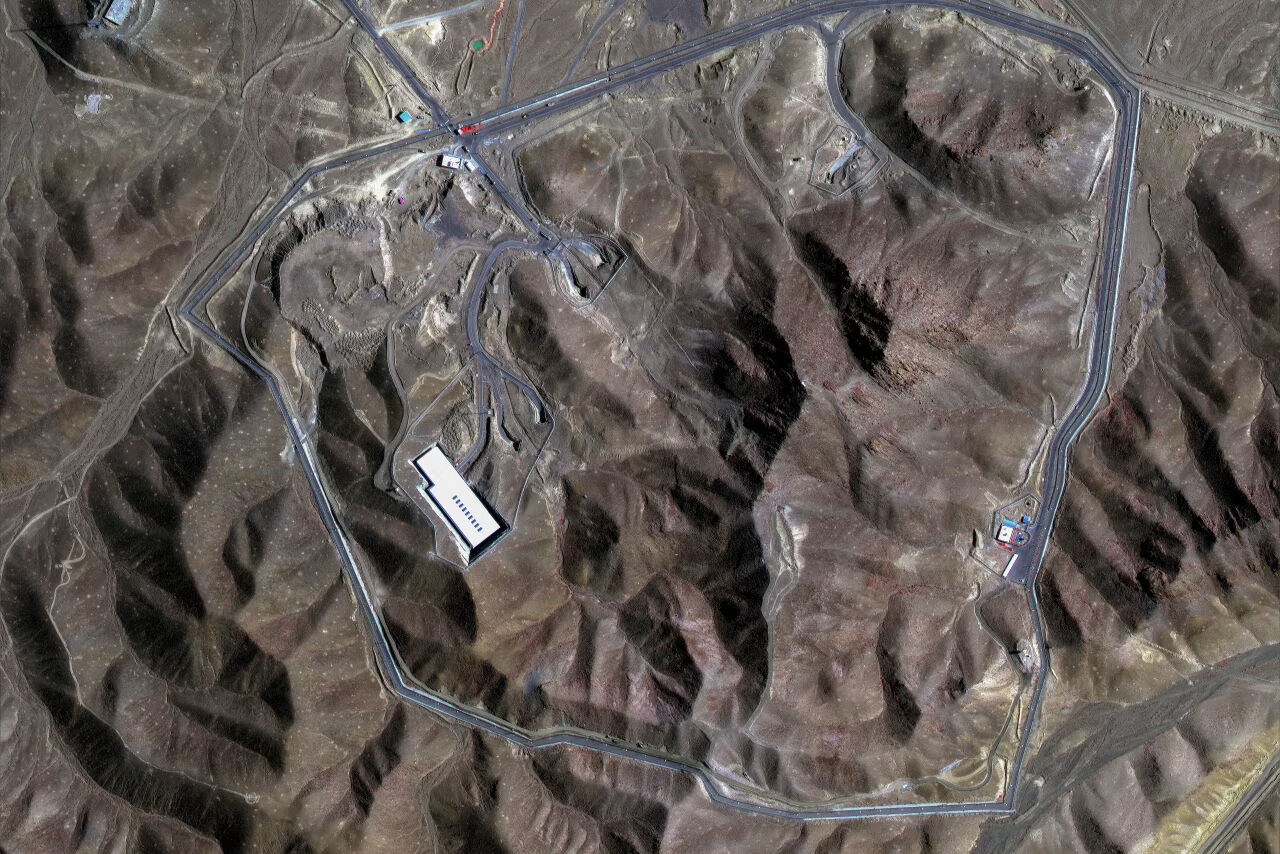 Hayalet uçaklarla vurulan Fordo uydudan görüntülendi: Sığınak delici bombalar böyle hasar verdi - 2. Resim