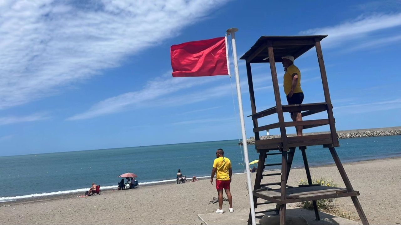 Herkes 'kırmızı bayrağı' bekleyecek! Ünlü tatil beldesinde denize girmek yasak Herkes 'kırmızı bayrağı' bekleyecek! Ünlü tatil beldesinde denize girmek yasak