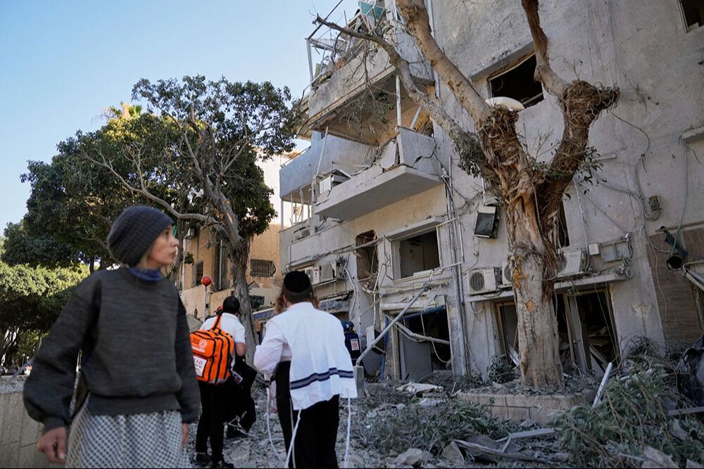 İran misillemeye geçti, İsrail'de sirenler çalıyor! Tel Aviv'de büyük yıkım var İran misillemeye geçti, İsrail'de sirenler çalıyor! Tel Aviv'de büyük yıkım var - 1. Resim