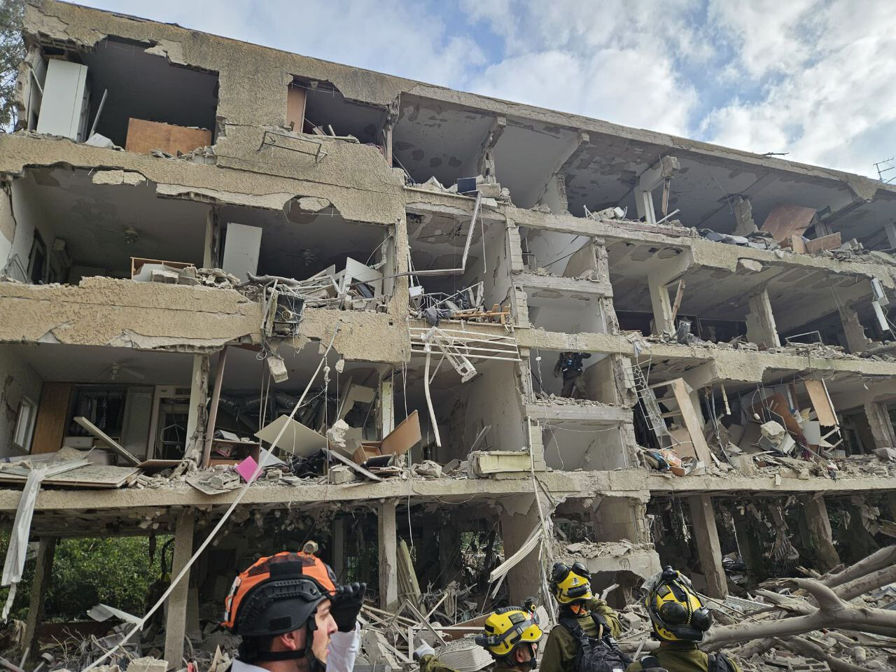 İran misillemeye geçti, İsrail'de sirenler çalıyor! Tel Aviv'de büyük yıkım var İran yeniden saldırıya geçti, İsrail'de sirenler çalıyor! Tel Aviv'de büyük patlamalar oldu - 2. Resim