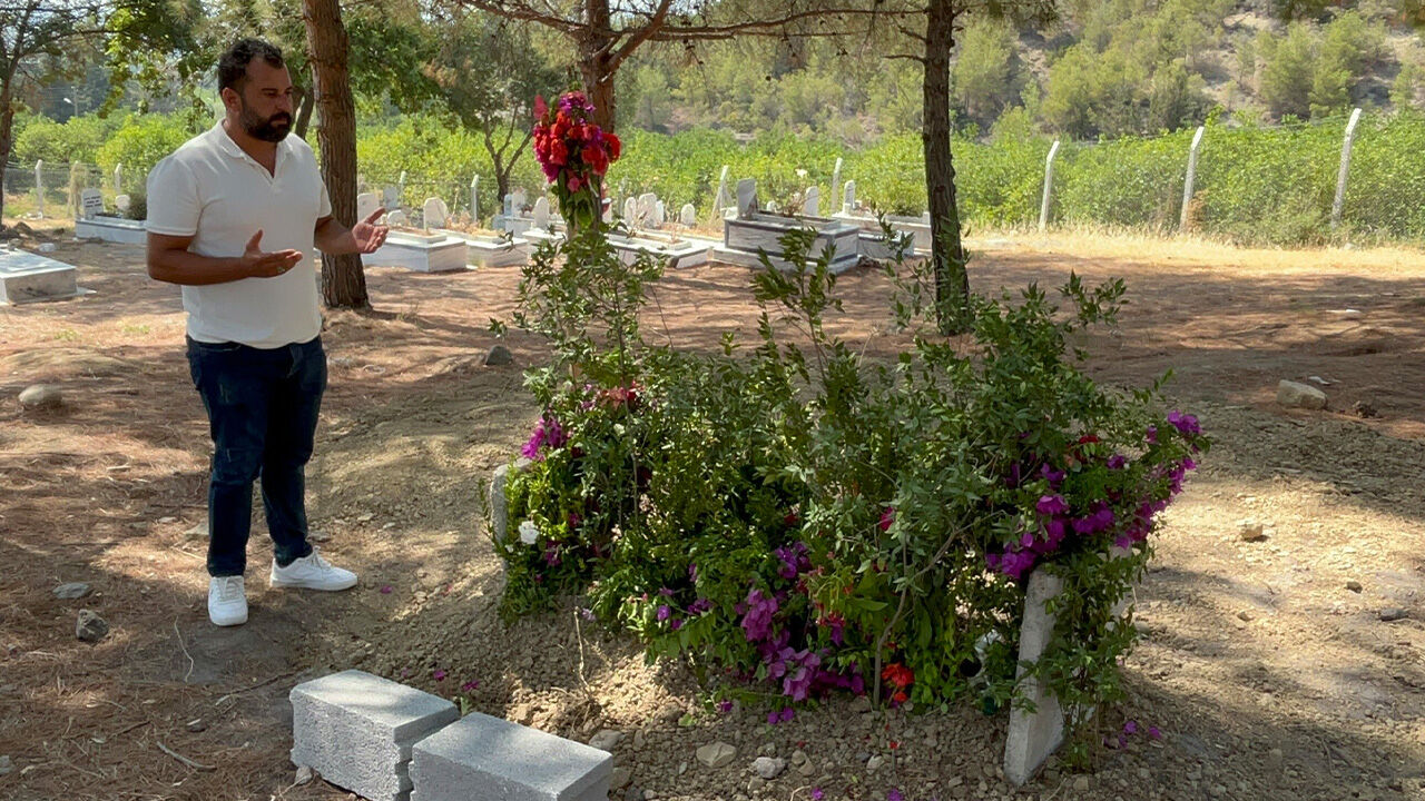 Karne hediyesini mezarında verdi! 13 yaşındaki kızı Helin'i toprağa veren acılı baba yürekleri sızlattı Karne hediyesini mezarında verdi! 13 yaşındaki kızı Helin'i toprağa veren acılı baba yürekleri sızlattı - 1. Resim