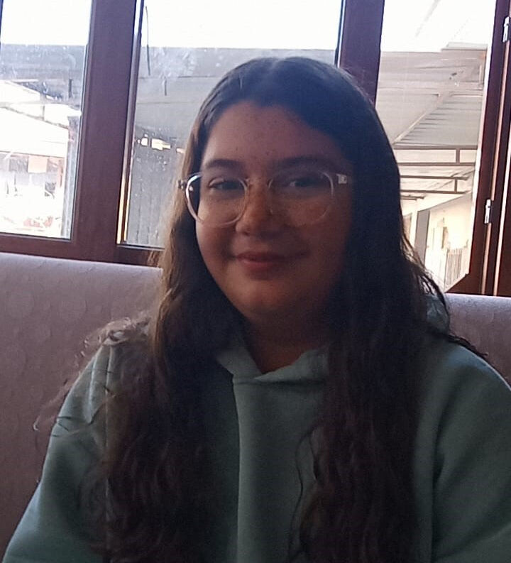 Karne hediyesini mezarında verdi! 13 yaşındaki kızı Helin'i toprağa veren acılı baba yürekleri sızlattı Karne hediyesini mezarında verdi! 13 yaşındaki kızı Helin'i toprağa veren acılı baba yürekleri sızlattı - 2. Resim