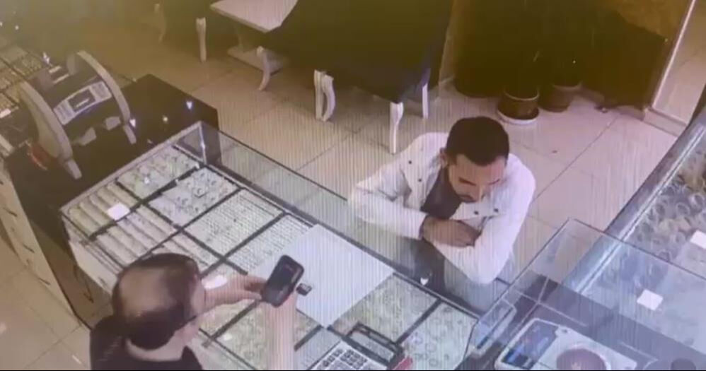 Kuyumcuya sahte altın sattılar! 3 şüpheli yakalandı Kuyumcuya sahte altın sattılar! 3 şüpheli yakalandı - 1. Resim
