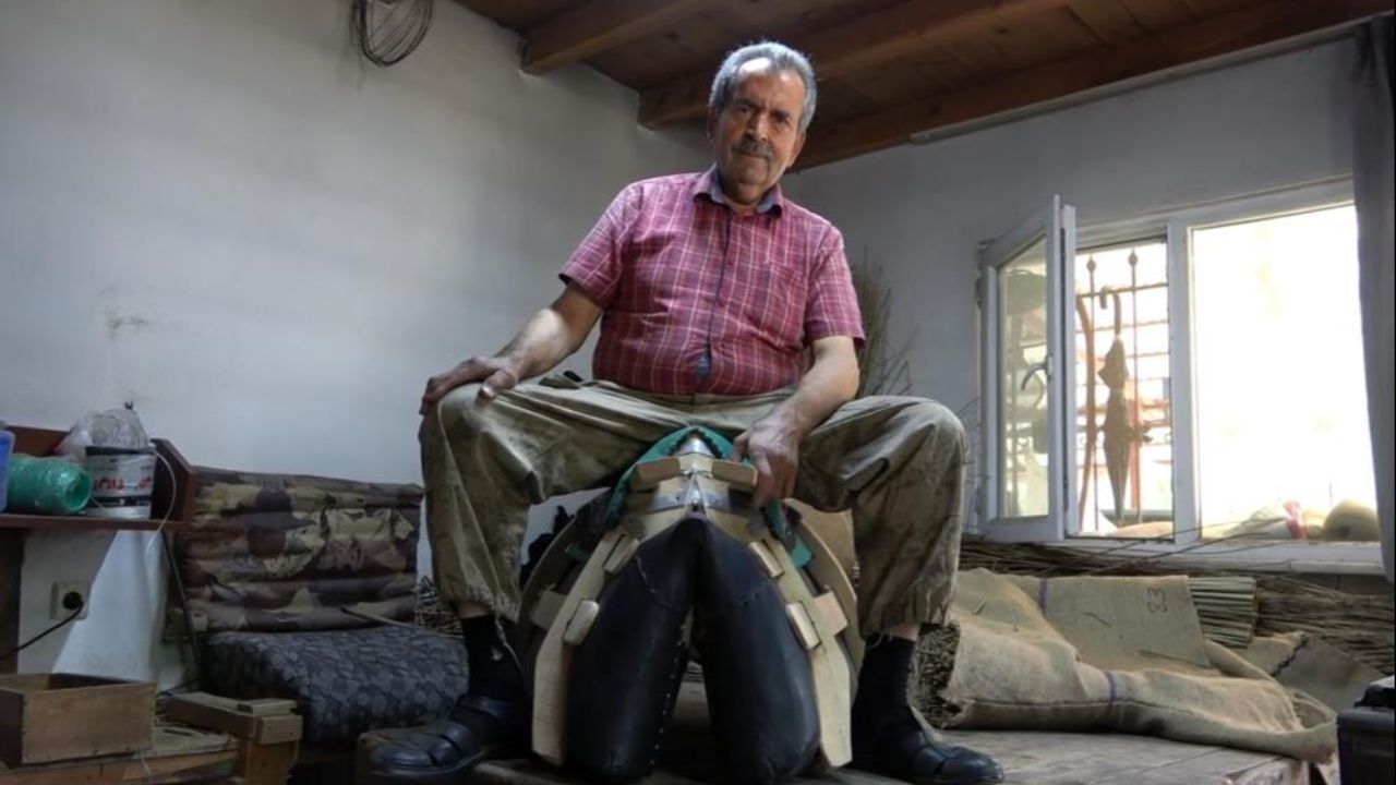 Öğretmenlikten vazgeçti, bu işi seçti! Ustası 'cumhurbaşkanı maaşı kazanıyorum' deyince başladı, 60 senedir... Öğretmenlikten vazgeçti, bu işi seçti! Ustası 'cumhurbaşkanı maaşı kazanıyorum' deyince başladı, 60 senedir...