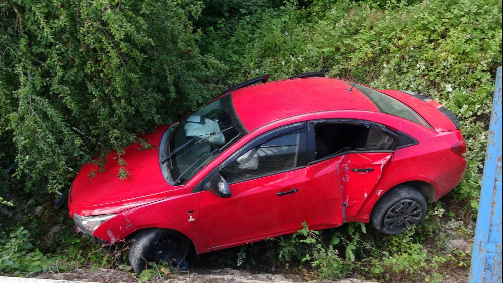 Otomobil istinat duvarından ağaçlık alana uçtu: Yaralılar var Otomobil istinat duvarından ağaçlık alana uçtu: Yaralılar var - 2. Resim