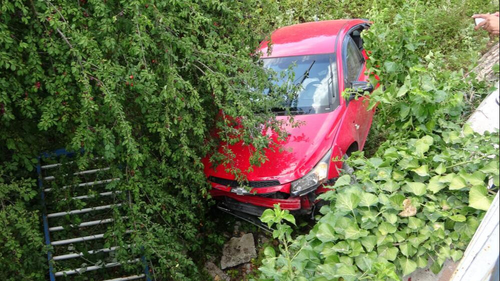 Otomobil istinat duvarından ağaçlık alana uçtu: Yaralılar var Otomobil istinat duvarından ağaçlık alana uçtu: Yaralılar var - 1. Resim