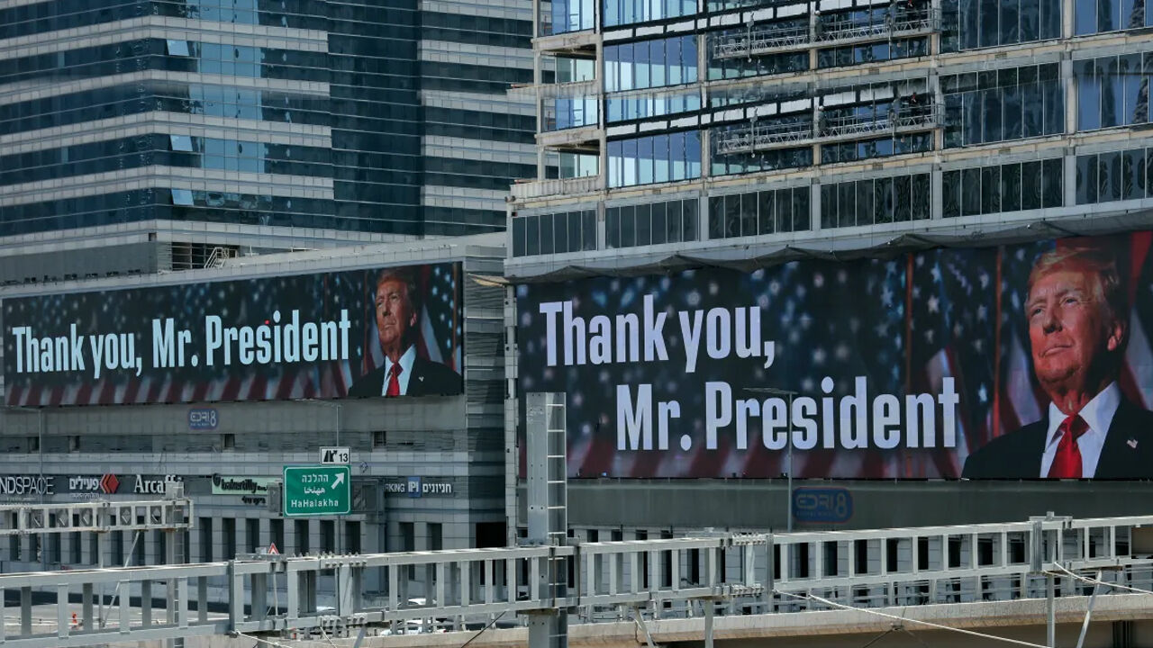 Tel Aviv'de 4 gün arayla iki farklı görüntü! Asılan Trump pankartı gündem oldu! Tel Aviv'de 22 Haziran'da binalara asılan
