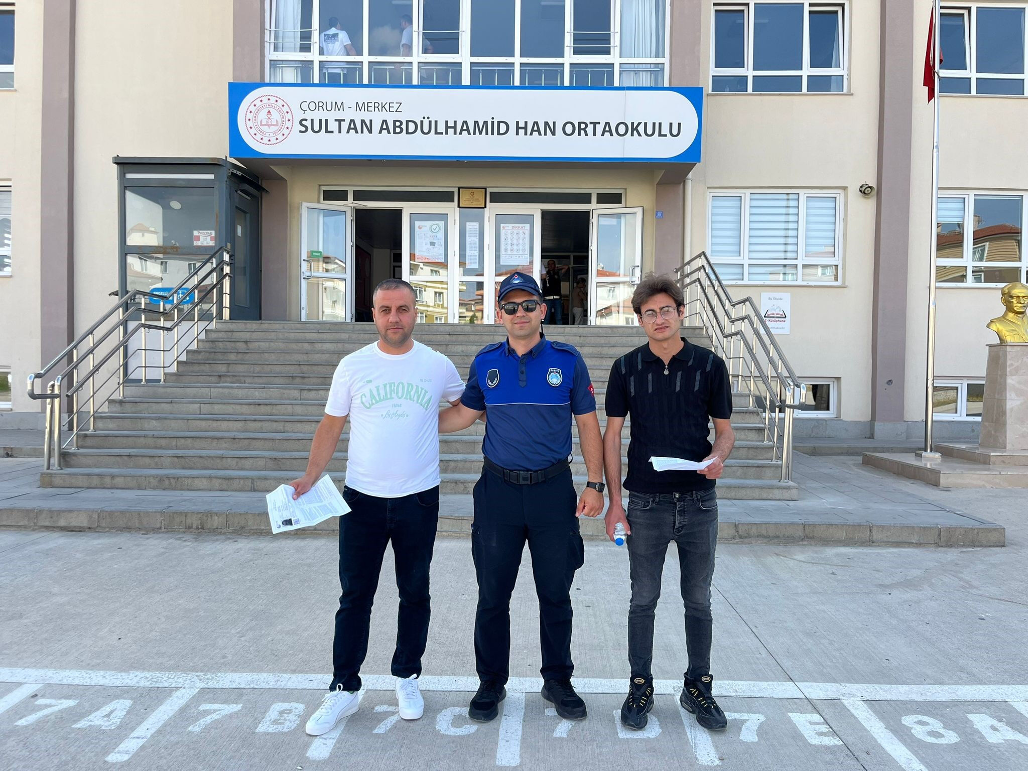 Zamanla yarışan öğrencilerin imdadına zabıta koştu Zamanla yarışan öğrencilerin imdadına zabıta koştu - 2. Resim