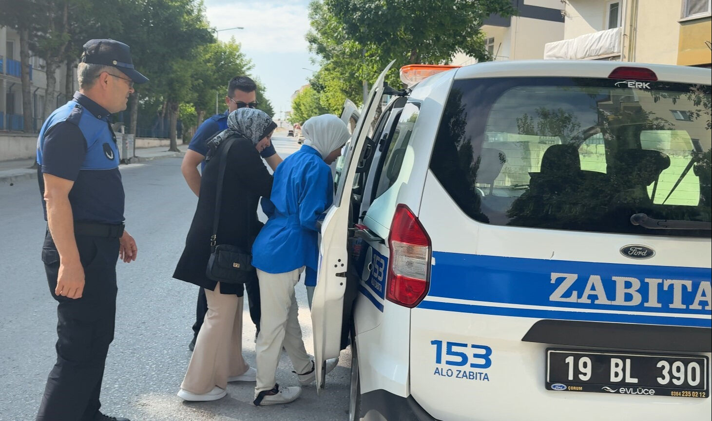 Zamanla yarışan öğrencilerin imdadına zabıta koştu Zamanla yarışan öğrencilerin imdadına zabıta koştu - 1. Resim