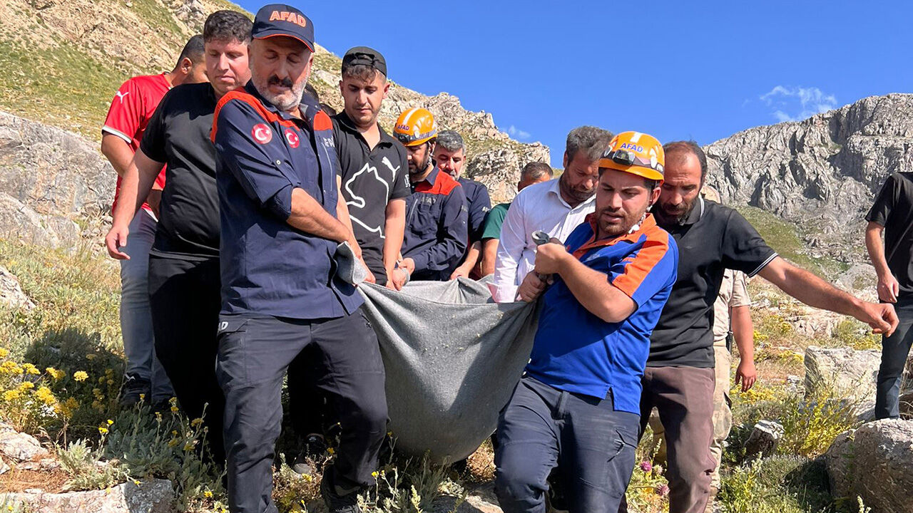 Batman'da facia! Restorasyon ekibi şarampole yuvarlandı: 5 kişi öldü Batman'da facia! Restorasyon ekibi şarampole yuvarlandı: 5 kişi öldü - 1. Resim