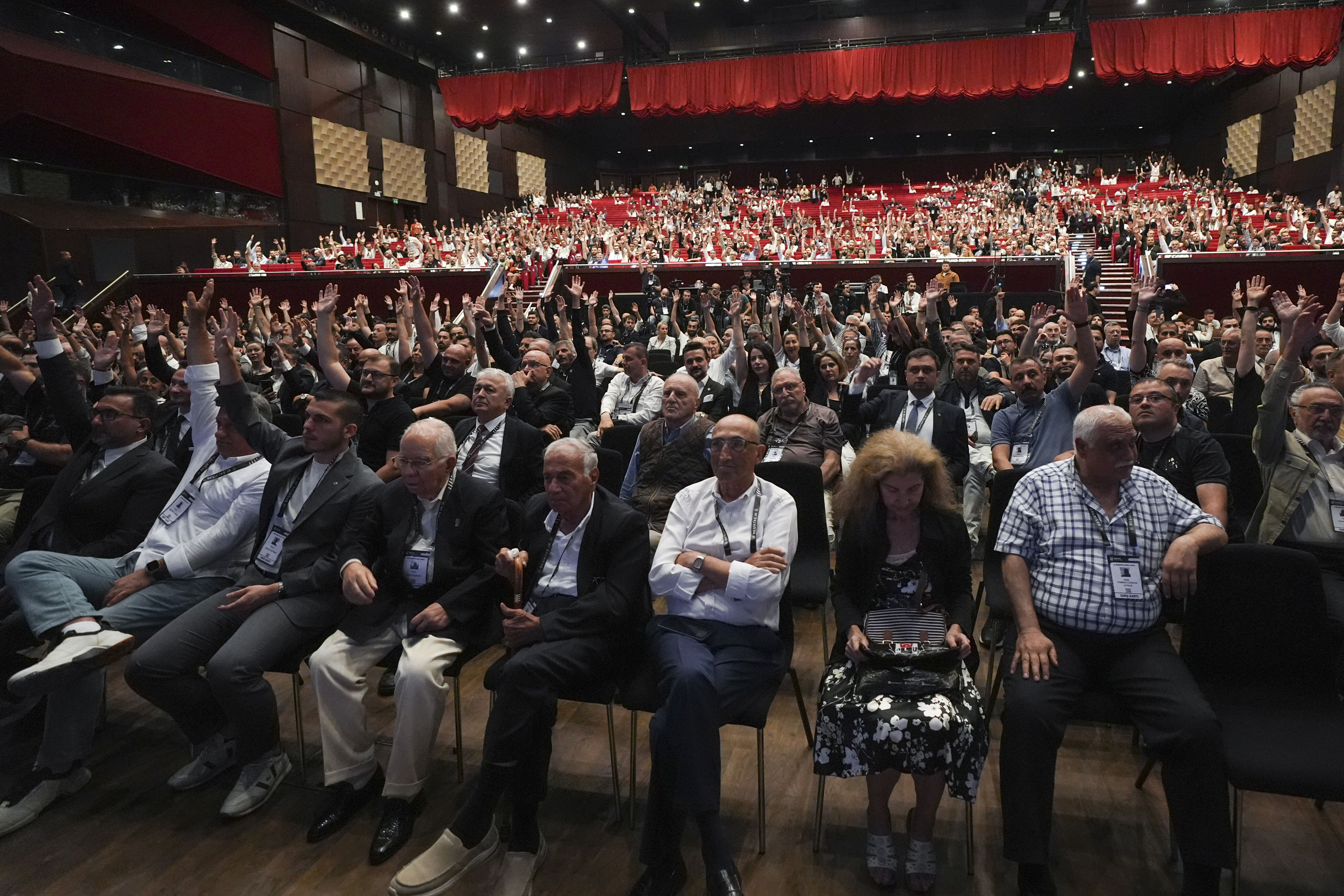 Beşiktaş genel kurul toplantısında tarihi karar alındı! Yükseliş dönemi Beşiktaş genel kurul toplantısında tarihi karar alındı! Yükseliş dönemi - 1. Resim