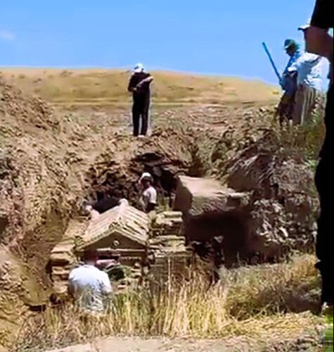 Binlerce yıl öncesine ait! Çiftçi şüphelenince ortaya çıktı... Bırakıp kaçtılar Binlerce yıl öncesine ait! Çiftçi şüphelenince ortaya çıktı... Bırakıp kaçtılar - 1. Resim