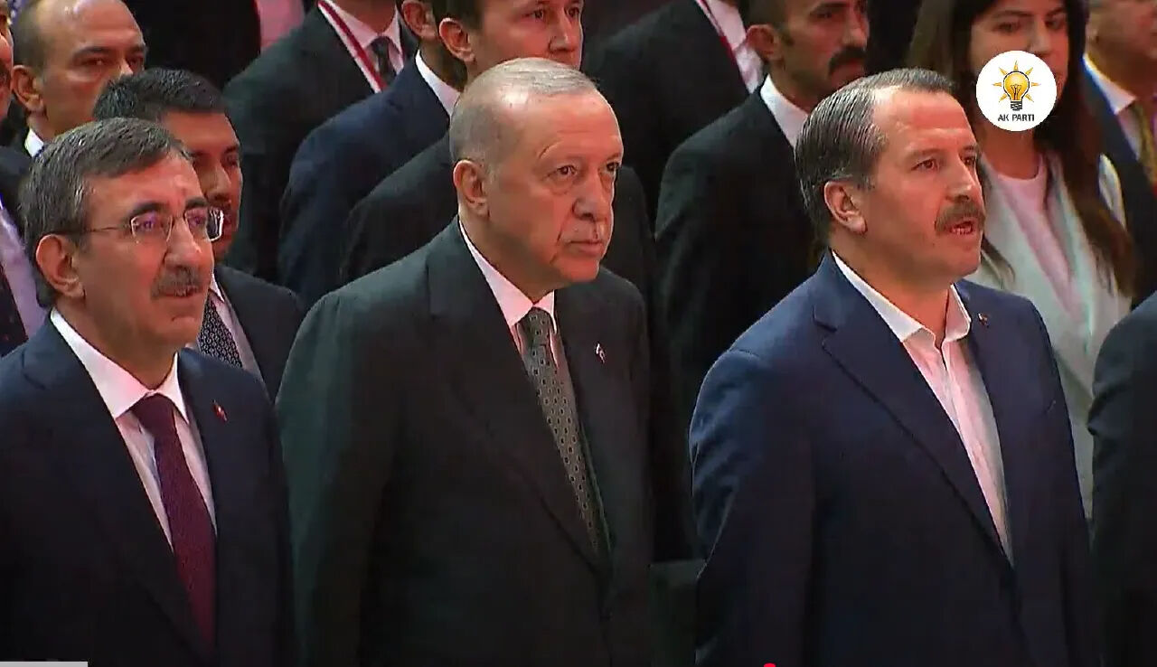 Cumhurbaşkanı Erdoğan'a telefon geldi, salonu terk etti! Programda dikkat çeken anlar - 1. Resim