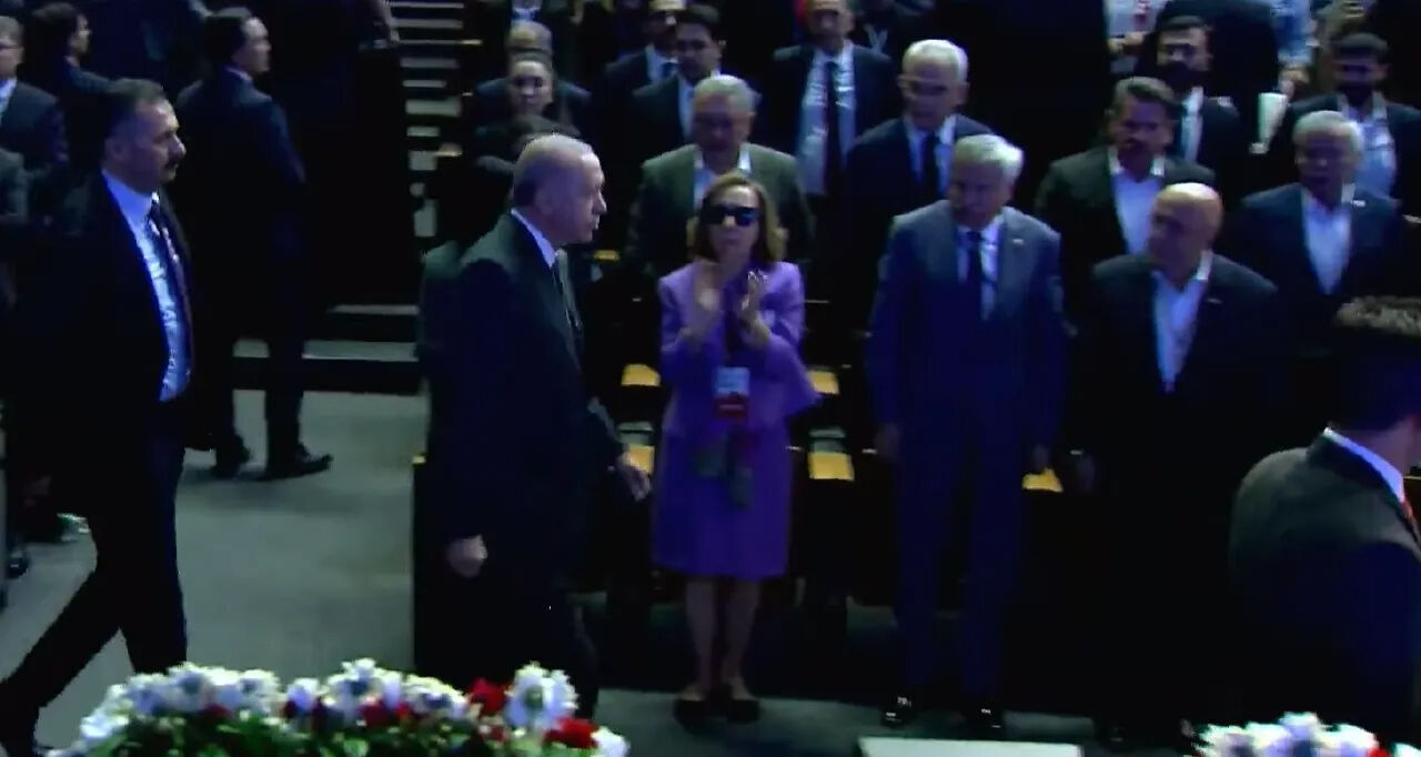 Cumhurbaşkanı Erdoğan'a telefon geldi, salonu terk etti! Programda dikkat çeken anlar - 2. Resim