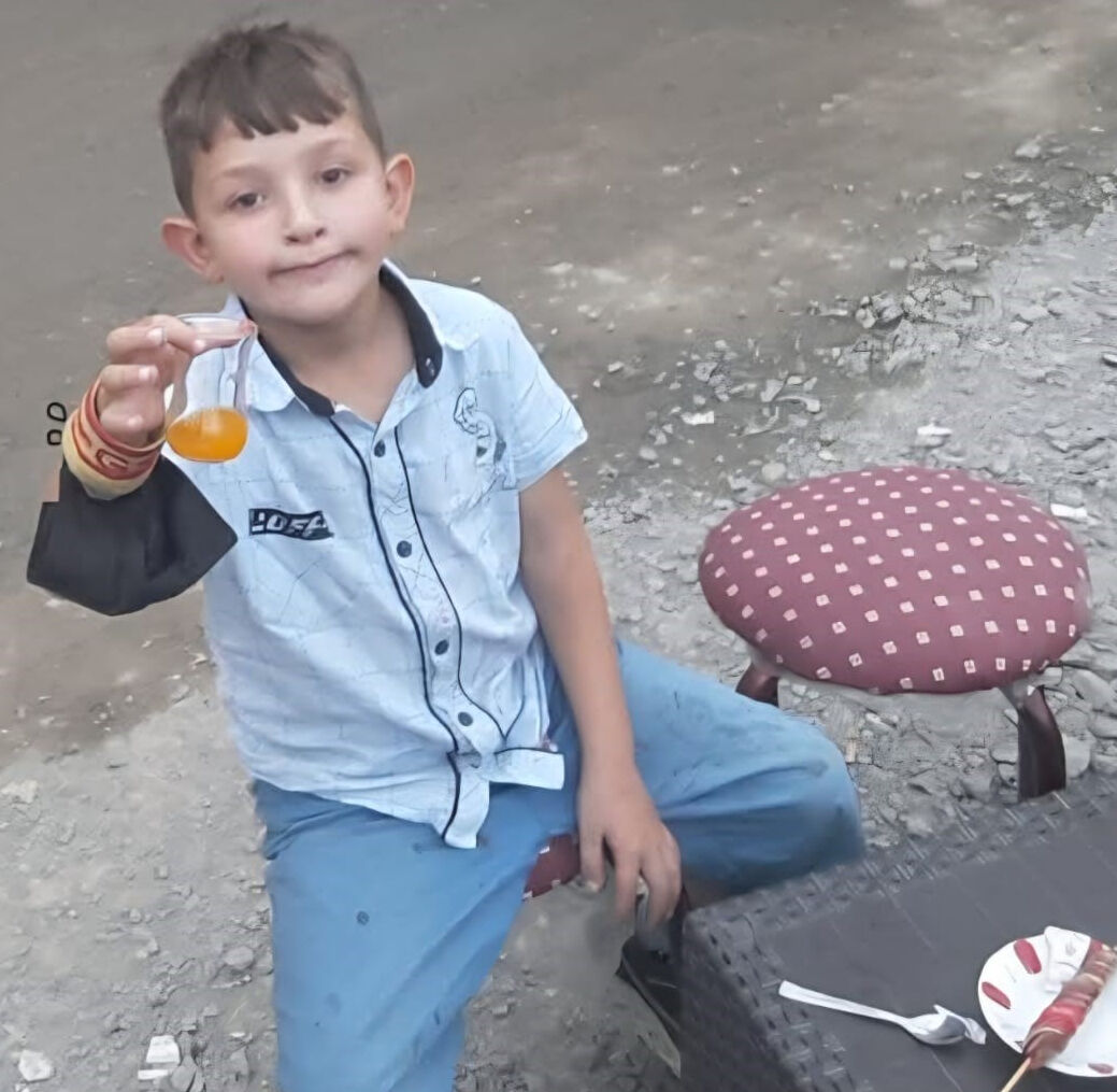 Gölde boğulan iki küçük kuzen yan yana uğurlandı! Cenazede kahroldular Gölde boğulan iki küçük kuzen yan yana uğurlandı! Cenazede kahroldular - 2. Resim