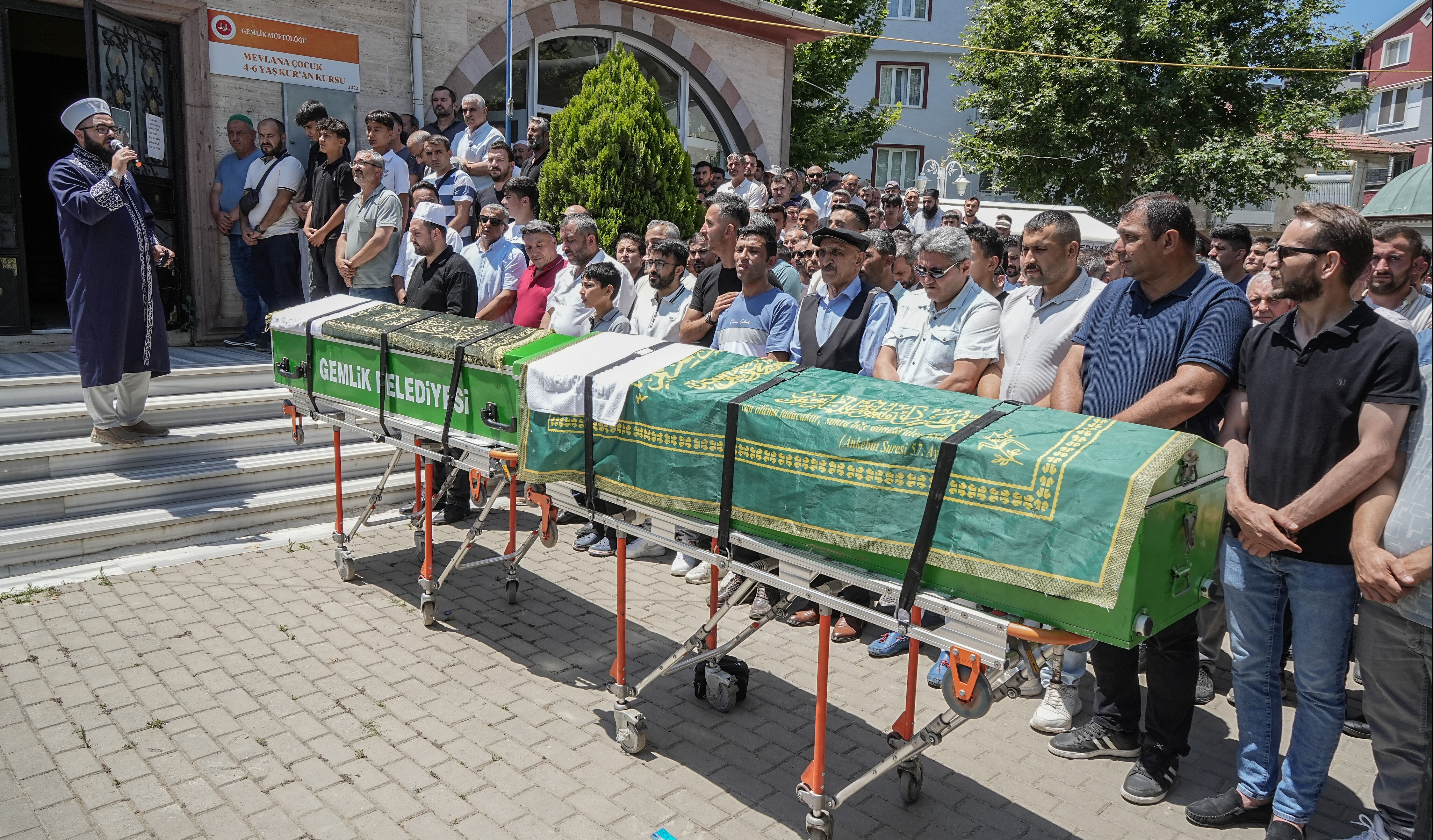 Gölde boğulan iki küçük kuzen yan yana uğurlandı! Cenazede kahroldular Gölde boğulan iki küçük kuzen yan yana uğurlandı! Cenazede kahroldular - 1. Resim