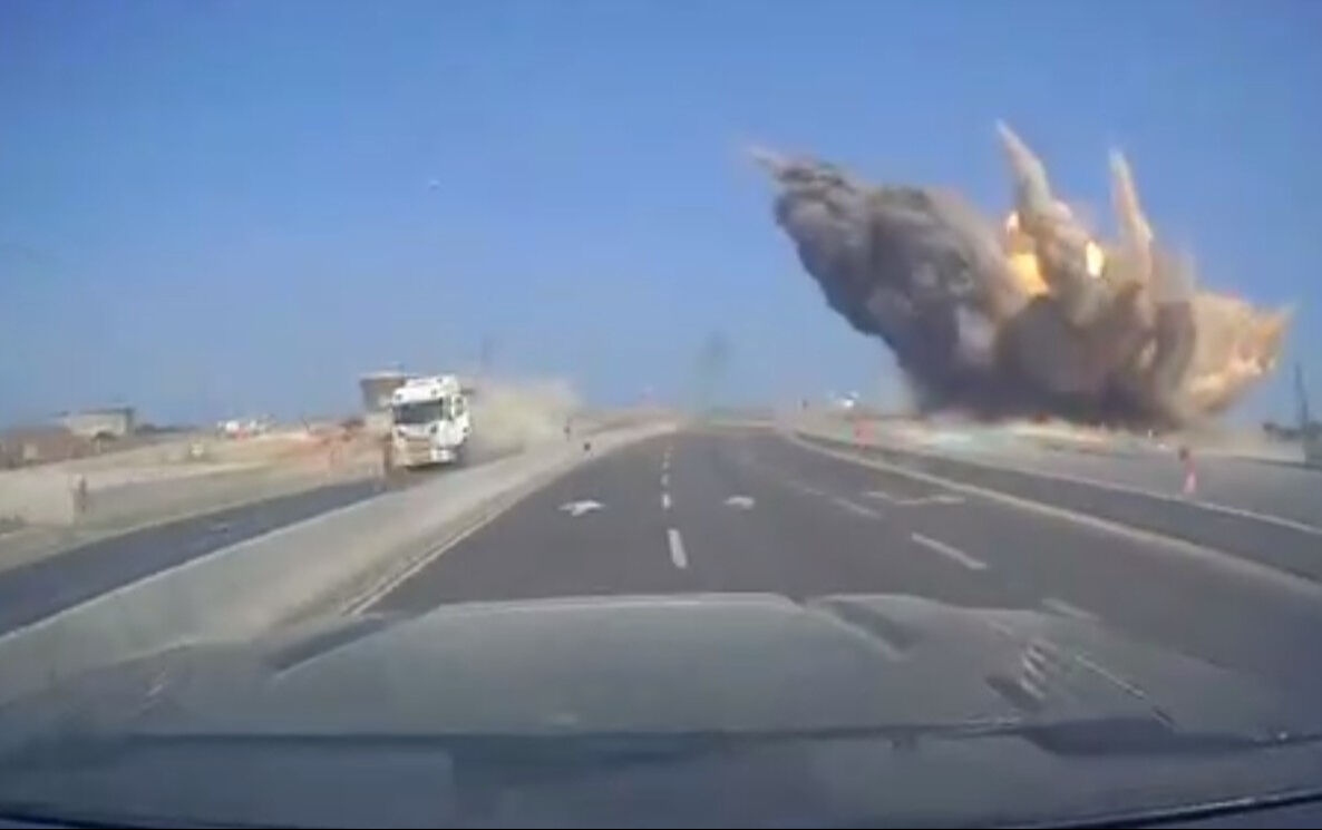 İran’dan İsrail’e ikinci füze saldırısı! İsrailli vekiller sığınaklara kaçtı İran’dan fırlatılan füzelerden birinin İsrail’e isabet ettiği ana ait görüntüler sosyal medyada hızla yayılırken, olay sırasında bölgede bulunan İsrailli sürücüler güçlü patlamaya ve yükselen yoğun dumanlara tanık oldu.
