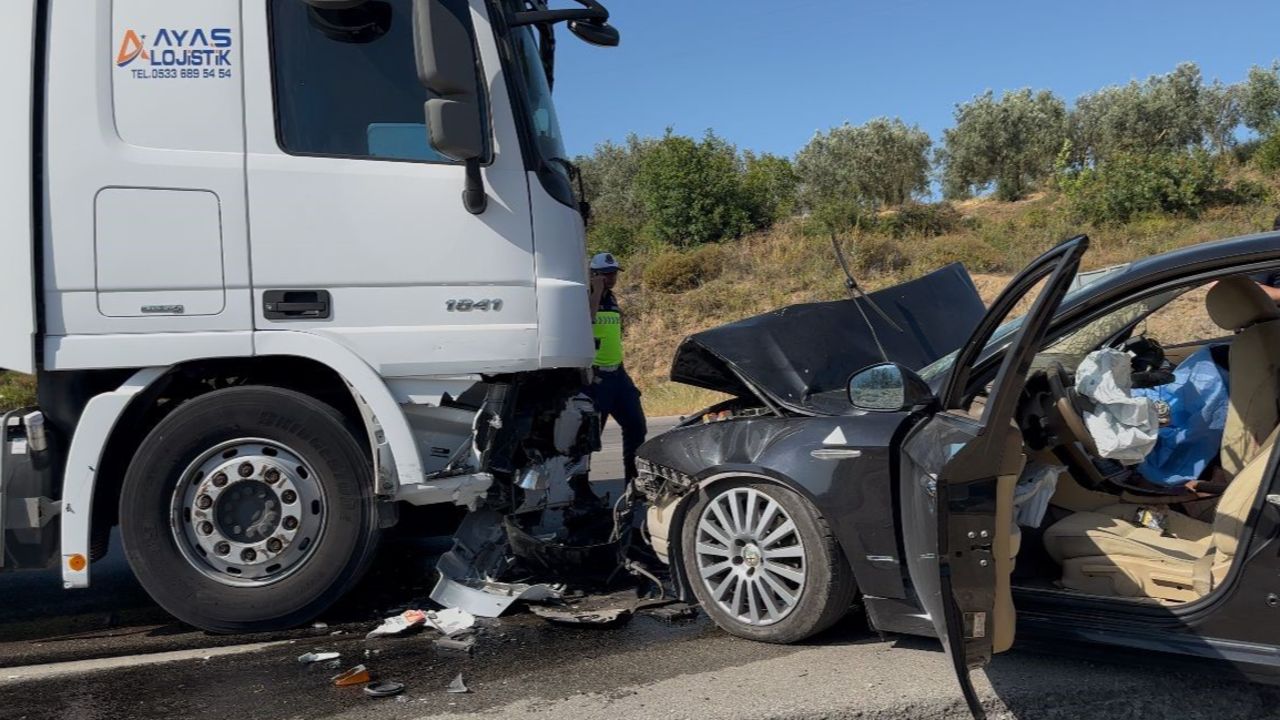 İznik’te feci kaza! Otomobil ile tır kafa kafaya çarpıştı, ölü ve yaralılar var İznik’te feci kaza! Otomobil ile tır kafa kafaya çarpıştı, ölü ve yaralılar var