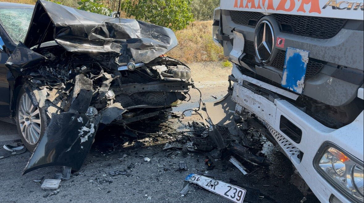 İznik’te feci kaza! Otomobil ile tır kafa kafaya çarpıştı, ölü ve yaralılar var İznik’te feci kaza! Otomobil ile tır kafa kafaya çarpıştı, ölü ve yaralılar var - 2. Resim