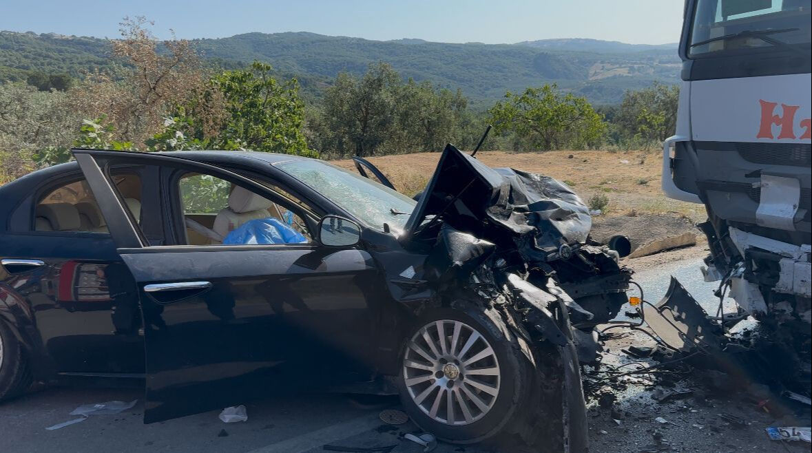 İznik’te feci kaza! Otomobil ile tır kafa kafaya çarpıştı, ölü ve yaralılar var İznik’te feci kaza! Otomobil ile tır kafa kafaya çarpıştı, ölü ve yaralılar var - 1. Resim