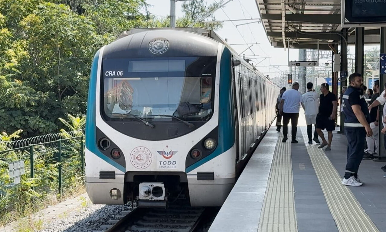 Marmaray'da intihar! Bir anda herkesin gözü önünde raylara atladı Marmaray'da intihar! Bir anda herkesin gözü önünde raylara atladı - 1. Resim