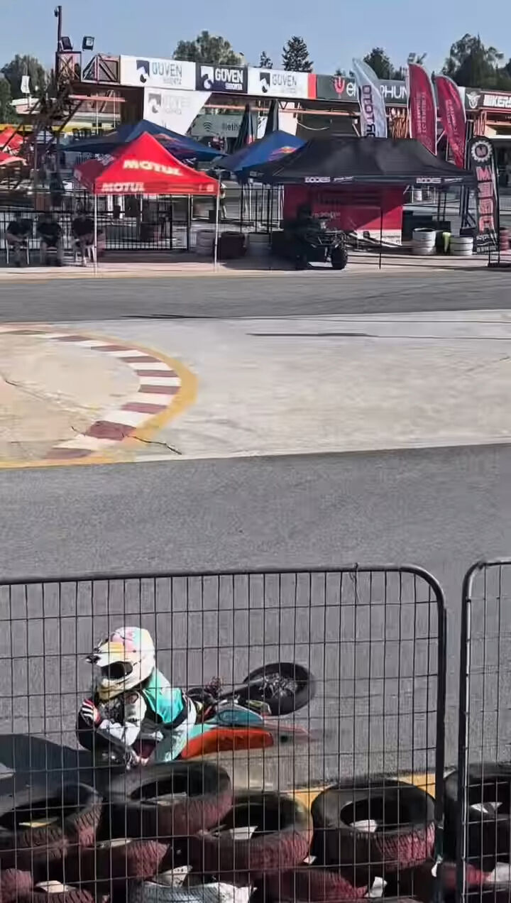 Motosiklet yarışında korku dolu anlar! Kenan Sofuoğlu'nun oğlu kaza geçirdi: Zayn'ın sağlık durumu - 1. Resim