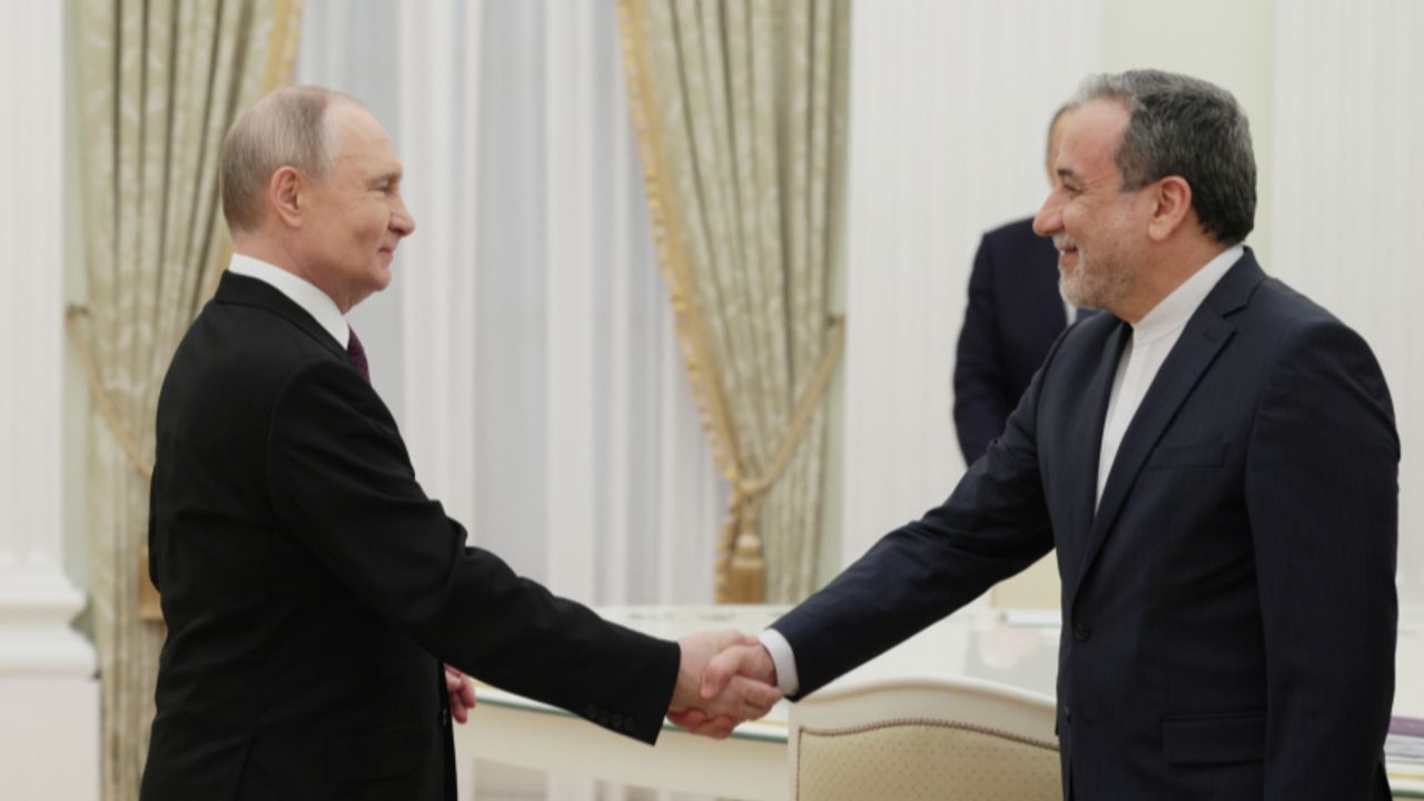 Putin'den Arakçi'ye sürpriz çağrı: Birlikte çıkış yolu arayalım Putin'den Arakçi'ye sürpriz çağrı: Birlikte çıkış yolu arayalım
