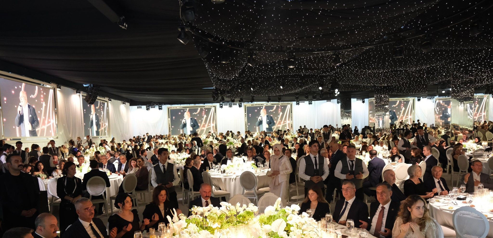 Sinan Engin’in kızı Elif Engin ünlü iş adamının oğluyla evlendi! Görkemli düğün ağızları açık bıraktı: 20 otel kapatıldı Sinan Engin’in kızı Elif Engin ünlü iş adamının oğluyla evlendi! Görkemli düğün ağızları açık bıraktı: 20 otel kapatıldı - 4. Resim