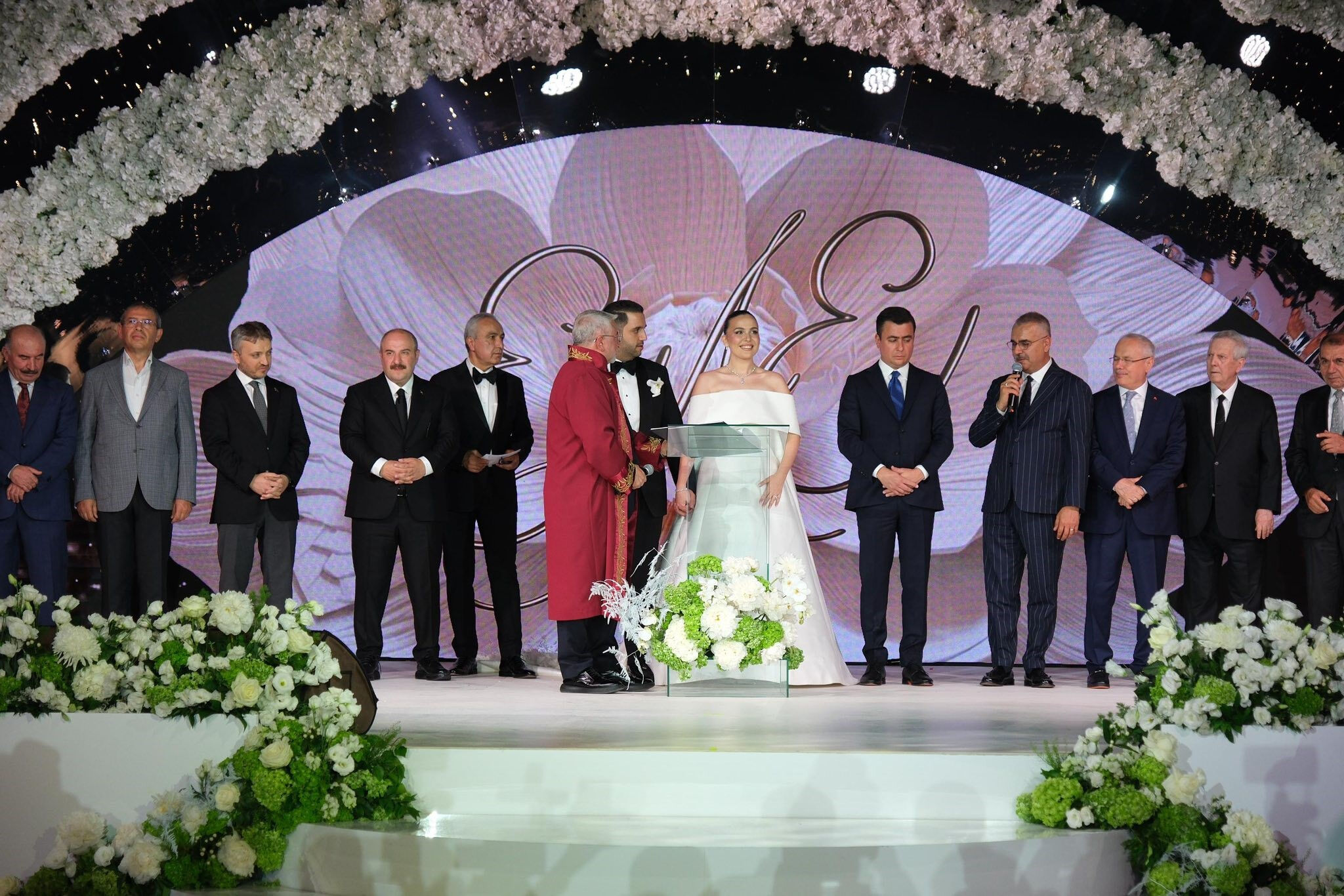 Sinan Engin’in kızı Elif Engin ünlü iş adamının oğluyla evlendi! Görkemli düğün ağızları açık bıraktı: 20 otel kapatıldı Sinan Engin’in kızı Elif Engin ünlü iş adamının oğluyla evlendi! Görkemli düğün ağızları açık bıraktı: 20 otel kapatıldı - 2. Resim