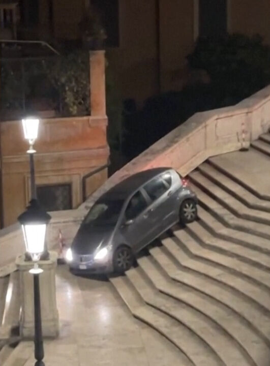 Tarihi merdivenlerde araç şoku! Görenler şaşkına döndü - 2. Resim