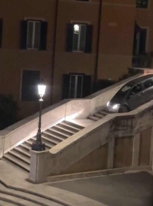 Tarihi merdivenlerde araç şoku! Görenler şaşkına döndü - 1. Resim