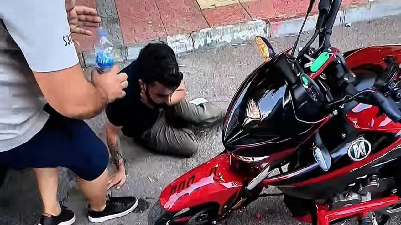 Yoldan geçen motosikletli hayat kurtardı! Ölümle burun buruna geldi, o anlar kamerada Yoldan geçen motosikletli hayat kurtardı! Ölümle burun buruna geldi, o anlar kamerada - 1. Resim