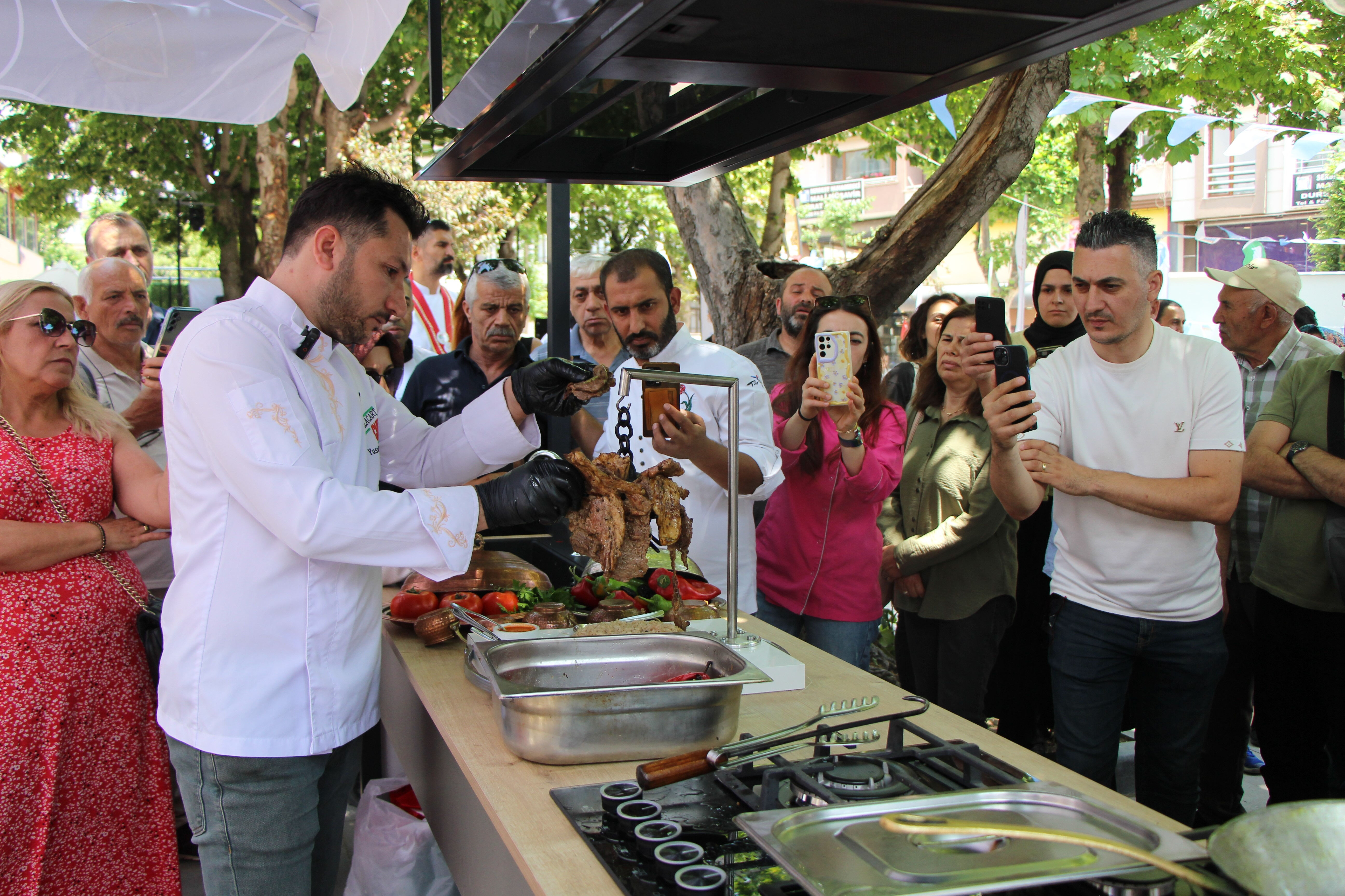 500 derecede ısıtılıp üstüne etler asılıyor! Damak çatlatan lezzet - 2. Resim