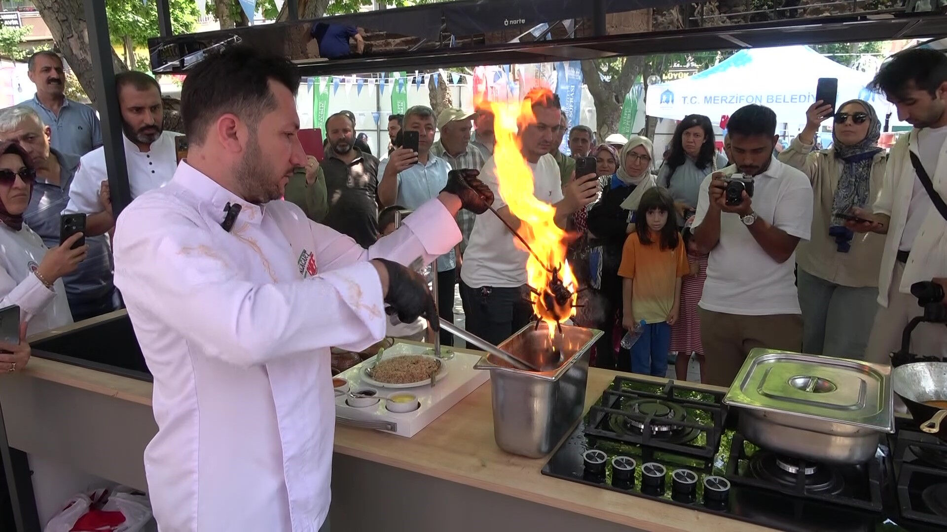 500 derecede ısıtılıp üstüne etler asılıyor! Damak çatlatan lezzet - 1. Resim