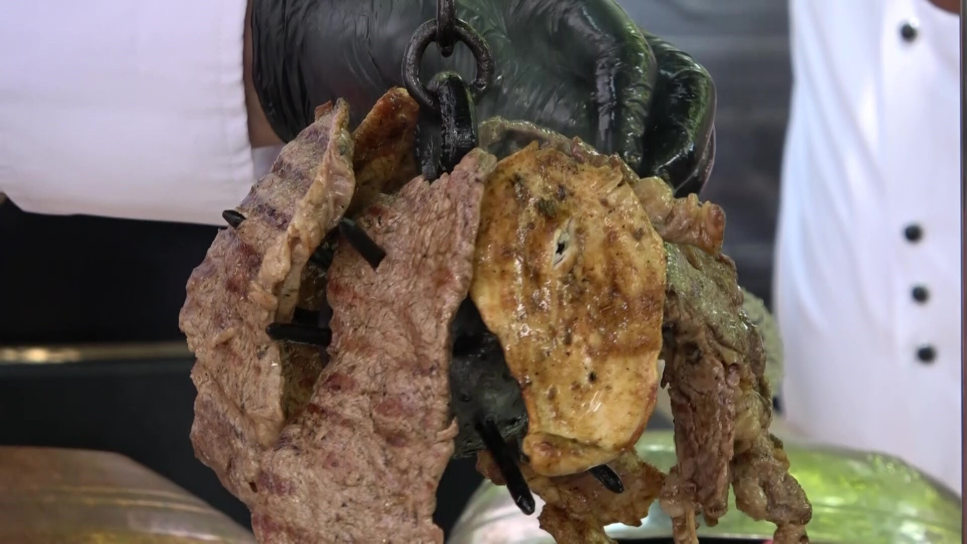 500 derecede ısıtılıp üstüne etler asılıyor! Damak çatlatan lezzet - 3. Resim